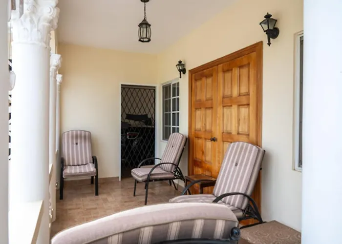Rosewood Apartment *